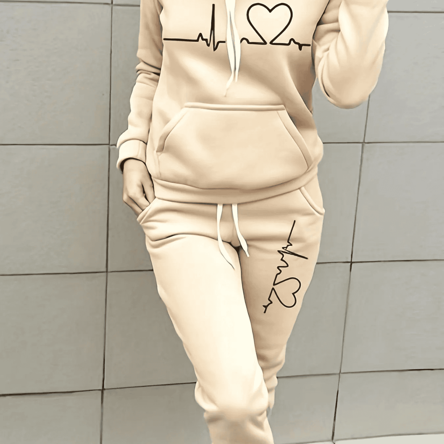 Cozy Women's Tracksuit with Fleece Hoodie and Stylish Patterned Print